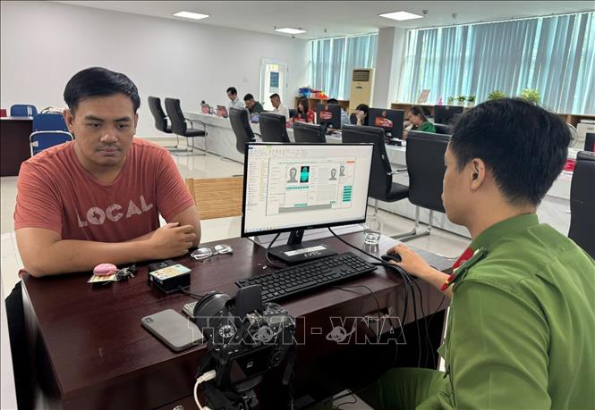 Lực lượng công an bố trí quầy phục vụ tại Trung tâm Phục vụ Hành chính công phường Xuân Hòa để hỗ trợ người dân kích hoạt tài khoản định danh mức độ 2. (Ảnh: Hữu Duyên/TTXVN)
